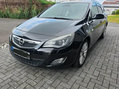 Gebraucht Opel Astra 140 PS (102 kW) 2011 Schwarz Kombi