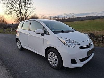 Gebraucht Toyota Verso-S 100 PS (73 kW) 2012 Weiß Van / Kleinbus