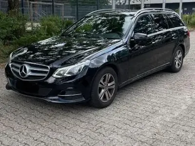 Gebraucht Mercedes E220 Avantgarde 170 PS (125 kW) 2015 Schwarz Limousine