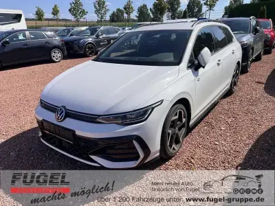 Gebraucht VW Golf VIII R-line 150 PS (110 kW) 2025 Pure white Kombi