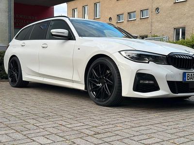 Weiß Gebraucht 2022 BMW 320 M Sport Kombi | 32.500 € (Fairer Preis)