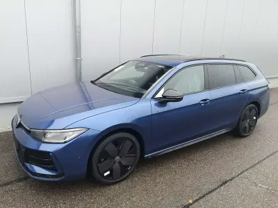 Neu VW Passat R-line 193 PS (141 kW) 2026 Reefblau metallic Kombi