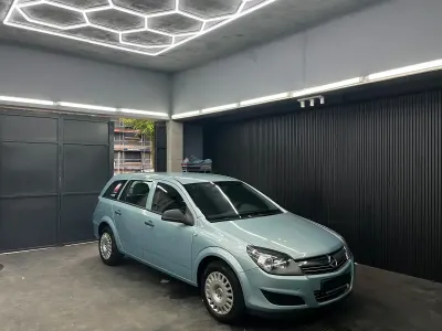 Używany Opel Astra 90 KM (66 kW) 2009 Niebieski Kombi
