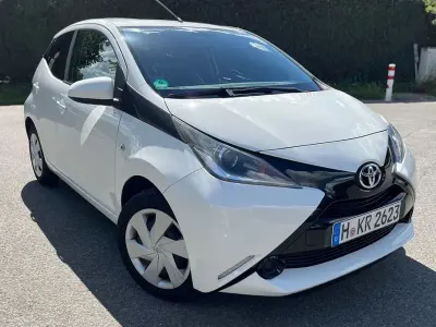 Gebraucht Toyota Aygo X-play 69 PS (50 kW) 2015 Weiß Kleinwagen