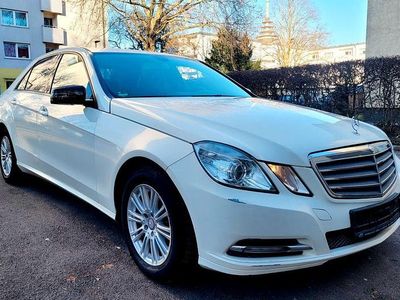 Weiß Gebraucht 2011 Mercedes E200 Limousine | 3.999 €