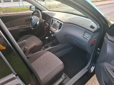 Begagnad Kia Rio 97 HK (71 kW) 2009 Svart Sedan