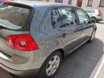 Grün Gebraucht 2004 VW Golf V Kleinwagen | 3.000 € (Fairer Preis)