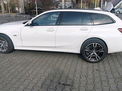 Gebraucht BMW 330e Sport Line 292 PS (214 kW) 2021 Weiß Kombi