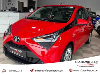 Gebraucht Toyota Aygo X X-play 72 PS (52 kW) 2022 Rot SUV