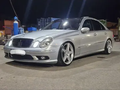 Używany Mercedes E500 AMG 306 KM (225 kW) 2003 Srebrny Sedan/Limuzyna