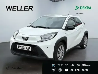 Gebraucht Toyota Aygo Play 72 PS (52 kW) 2023 Super (pure) white ii (weiss) Kleinwagen