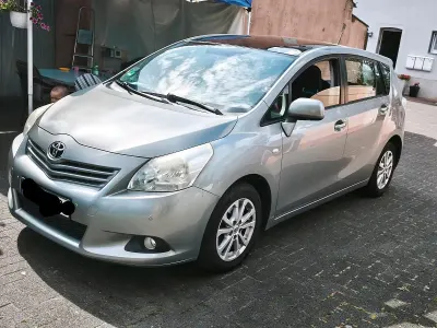 Gebraucht Toyota Verso 132 PS (97 kW) 2010 Silber Van / Kleinbus