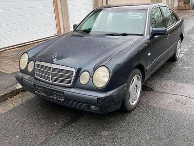 Gebraucht Mercedes E220 Classic 125 PS (91 kW) 1999 Blau Limousine
