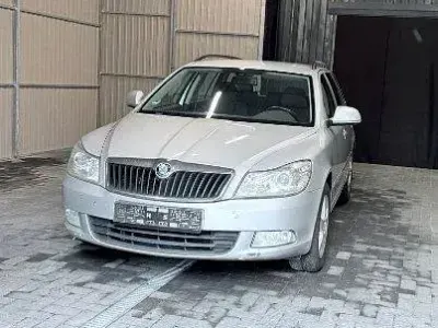 Usado Skoda Octavia 105 CV (77 kW) 2013 Plateado Familiar