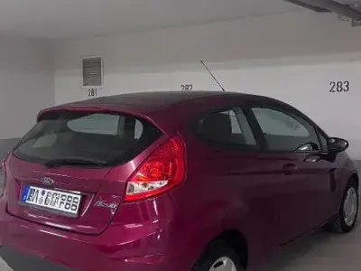 Używany Ford Fiesta Trend 82 KM (60 kW) 2009 Czerwony Sedan/Limuzyna