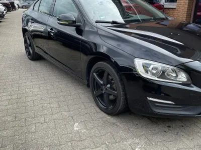 Gebraucht Volvo S60 150 PS (110 kW) 2015 Schwarz Limousine