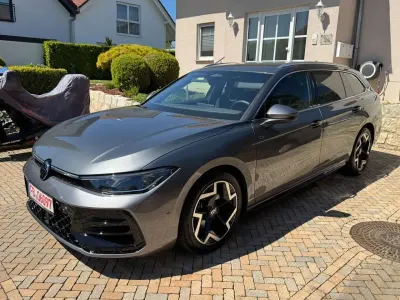 Gebraucht VW Passat R-line 150 PS (110 kW) 2025 Platinum grey Kombi