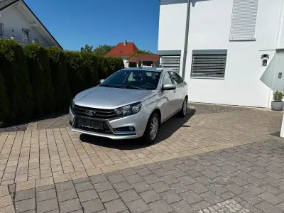Gebraucht Lada Vesta 106 PS (77 kW) 2017 Silber Limousine
