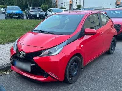 Używany Toyota Aygo 69 KM (50 kW) 2015 Czerwony Hatchback