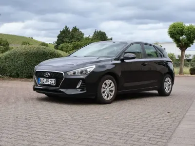 Gebraucht Hyundai i30 Select 101 PS (74 kW) 2017 Schwarz Limousine