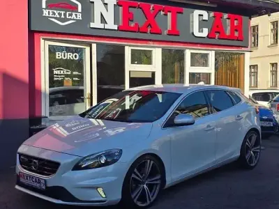Gebraucht Volvo V40 Momentum 245 PS (180 kW) 2015 Crystal white pearl / metallic Kombi