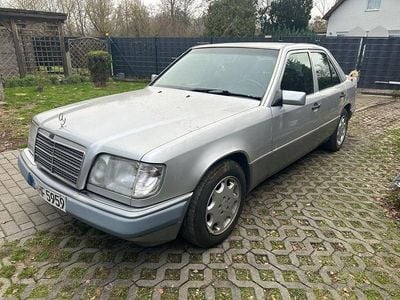 Gebraucht Mercedes E220 150 PS (110 kW) 1994 Silber Limousine
