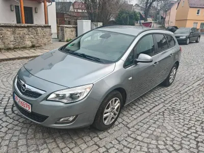 Używany Opel Astra Innovation 140 KM (102 kW) 2012 Szary Kombi