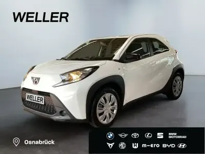Gebraucht Toyota Aygo Play 72 PS (52 kW) 2024 Schneeweiß Kleinwagen