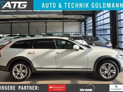 Używany Volvo V90 CC 294 KM (216 kW) 2018 Biały Kombi