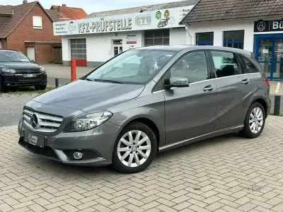 Gebraucht Mercedes B180 109 PS (80 kW) 2014 Mountaingrau  met. Kleinwagen