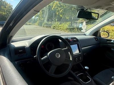 Braun Gebraucht 2005 VW Golf V Kleinwagen | 2.350 € (Guter Preis)