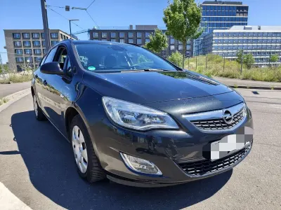 Gebraucht Opel Astra Design Edition 116 PS (85 kW) 2011 Schwarz Kombi