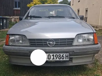 Używany Opel Rekord 116 KM (85 kW) 1986 Srebrny Sedan/Limuzyna