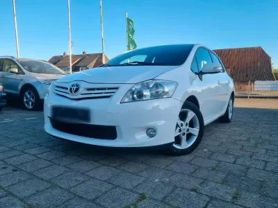 Gebraucht Toyota Auris 100 PS (73 kW) 2011 Weiß Kleinwagen