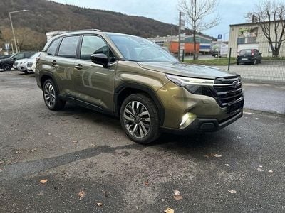 Neu Subaru Forester Platinum 136 PS (100 kW) 2025 Grün SUV