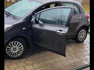 Gebraucht Toyota Yaris 90 PS (66 kW) 2011 Grau Kleinwagen