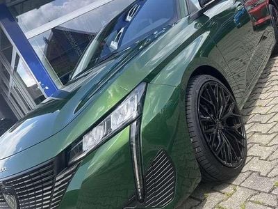 Gebraucht Peugeot 308 Allure 131 PS (96 kW) 2024 Olivgrün metallic Kleinwagen