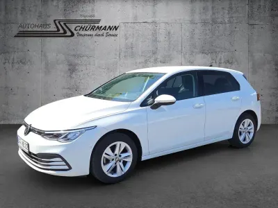 Gebraucht VW Golf VIII Life 131 PS (96 kW) 2020 Weiß Limousine