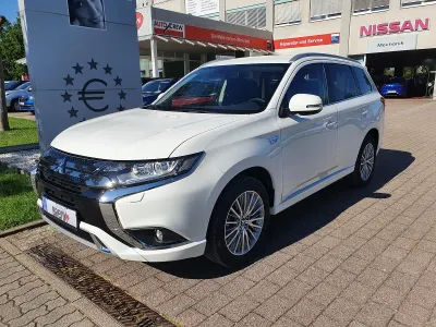 Gebraucht Mitsubishi Outlander P-HEV Basis 135 PS (99 kW) 2021 Weiss Limousine