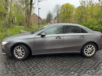 Gebraucht Mercedes A180 116 PS (85 kW) 2019 Grau Limousine