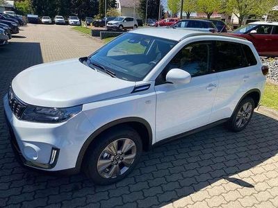 Weiß metallic Gebraucht 2023 Suzuki Vitara Comfort | 23.740 € (Etwas zu teuer)