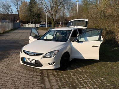 Gebraucht Hyundai i30 109 PS (80 kW) 2012 Weiß Limousine
