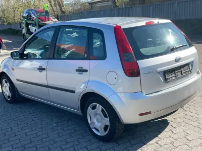 Gebraucht Ford Fiesta Ghia 80 PS (58 kW) 2003 Silber Kleinwagen