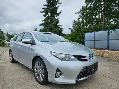 Gebraucht Toyota Auris Hybrid Life 99 PS (72 kW) 2014 Silver metallic Kombi