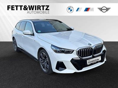 Gebraucht BMW 550e M Sport 489 PS (359 kW) 2025 Alpinweiss Kombi