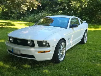 Gebraucht Ford Mustang GT 305 PS (224 kW) 2006 Weiß Coupé