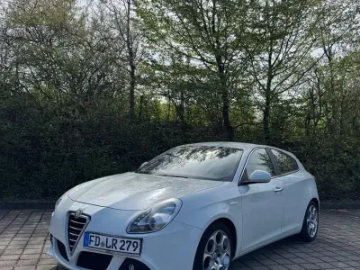 Gebraucht Alfa Romeo Giulietta 170 PS (125 kW) 2011 Weiß Kleinwagen