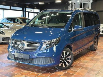 Blau Gebraucht 2022 Mercedes V220 Van / Kleinbus | 39.950 € (Fairer Preis)