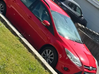Gebraucht Ford Focus 105 PS (77 kW) 2014 Rot Kombi