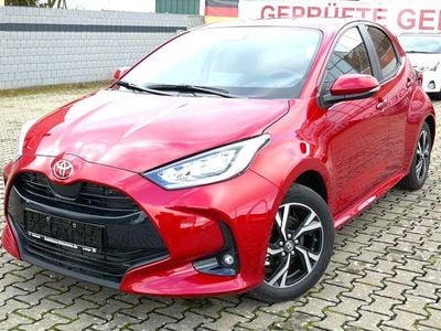 Neu Toyota Yaris Hybrid Style 92 PS (67 kW) 2025 Rot Limousine